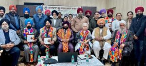 ਪ੍ਰੋਗਰਾਮ ਦੀ ਪ੍ਰਧਾਨਗੀ ਕਰਦੇ ਹੋਏ ਡਾ. ਦਲਬੀਰ ਸਿੰਘ ਕਥੂਰੀਆ ਚੇਅਰਮੈਨ, ਵਿਸ਼ਵ ਪੰਜਾਬੀ ਸਭਾ ਕੈਨੇਡਾ ਤੇ ਬਾਨੀ ਵਿਸ਼ਵ ਪੰਜਾਬੀ ਭਵਨ ਟੋਰੰਟੋ