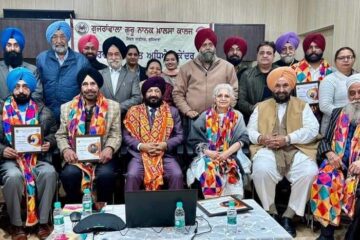 ਪ੍ਰੋਗਰਾਮ ਦੀ ਪ੍ਰਧਾਨਗੀ ਕਰਦੇ ਹੋਏ ਡਾ. ਦਲਬੀਰ ਸਿੰਘ ਕਥੂਰੀਆ ਚੇਅਰਮੈਨ, ਵਿਸ਼ਵ ਪੰਜਾਬੀ ਸਭਾ ਕੈਨੇਡਾ ਤੇ ਬਾਨੀ ਵਿਸ਼ਵ ਪੰਜਾਬੀ ਭਵਨ ਟੋਰੰਟੋ