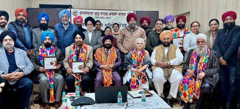 ਪ੍ਰੋਗਰਾਮ ਦੀ ਪ੍ਰਧਾਨਗੀ ਕਰਦੇ ਹੋਏ ਡਾ. ਦਲਬੀਰ ਸਿੰਘ ਕਥੂਰੀਆ ਚੇਅਰਮੈਨ, ਵਿਸ਼ਵ ਪੰਜਾਬੀ ਸਭਾ ਕੈਨੇਡਾ ਤੇ ਬਾਨੀ ਵਿਸ਼ਵ ਪੰਜਾਬੀ ਭਵਨ ਟੋਰੰਟੋ